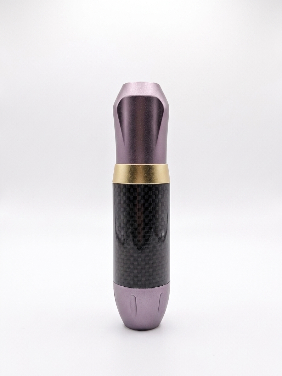 قلم تتو پن طرح کربن و بدنه فلزی (Carbon Grip Pen Tattoo Machine)؛ دستگاه حرفه‌ای تتو بدن و صورت
