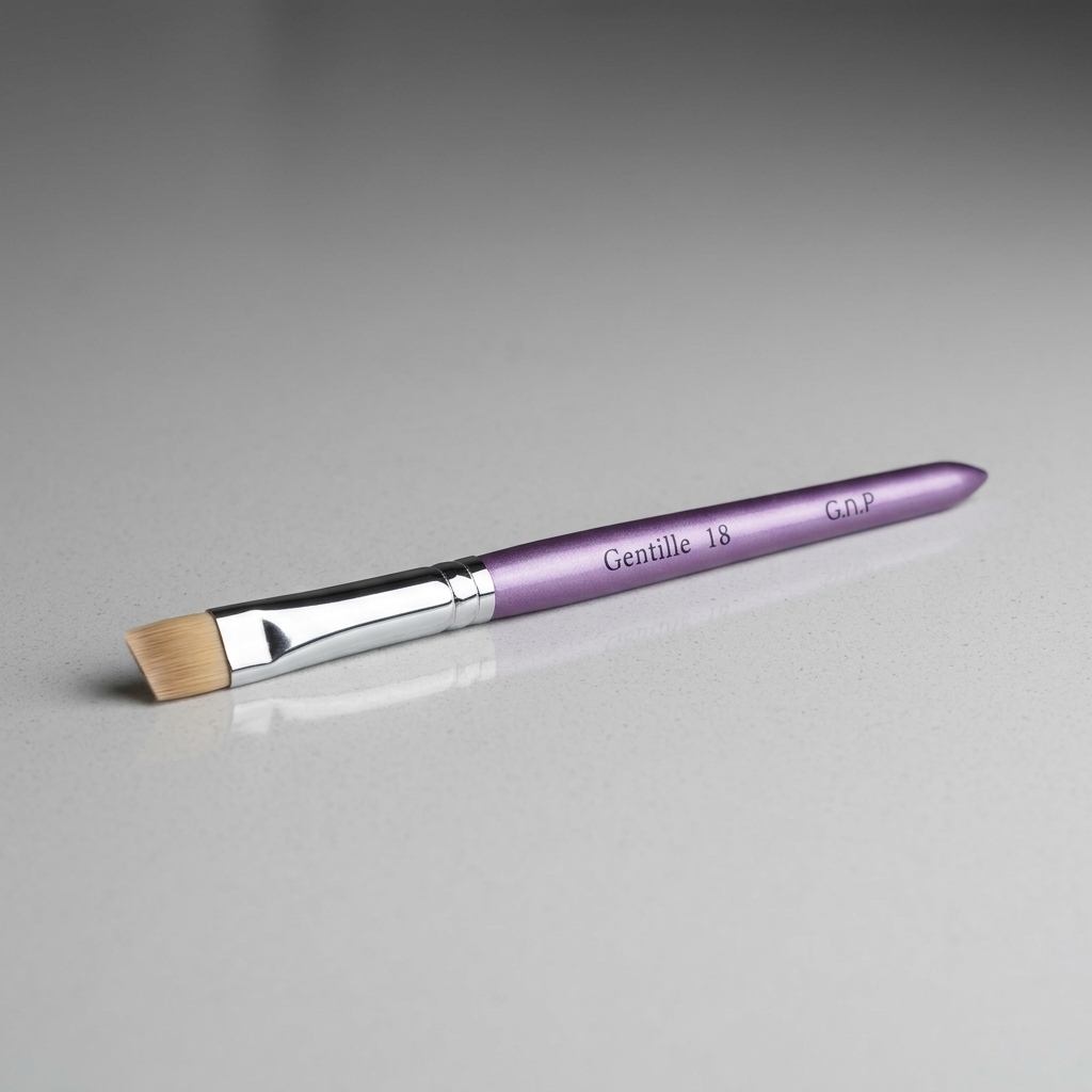 قلم سر تخت کاشت ژل و پلی‌ژل جنتایل مدل ۱۸ - برند G.N.P با موی طبیعی سمور (Gentille 18 Gel Nail Brush)